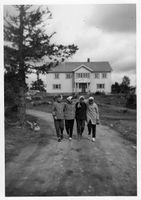 1958. Hygga. Reidunn, Inger-Johanne, Rønnaug, Marit.