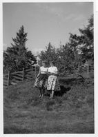 1958. Vidsyn. Reidunn og Inger-Johanne.