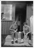 1958. Kokkepikene på hyttetrappa.