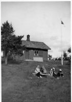 1958. Jentene har gått kveldstur.