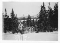 1959. Turid med veska til kasseapparatet rundt halsen.