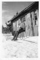 1959. Reidunn strikker i påskesol.