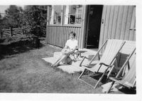 1959. Inger-Johanne. Se trebutten under taknedløpet på hjørnet.