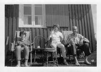 1960. Turid, Reidunn og Kjell Fremstad maler hytta. Matpause.