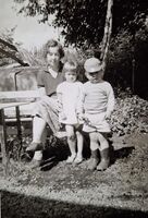 Westlie, Lindheim, Hjellum 1963. Elida, Ingrid, Arne. Foto: Annar Westlie