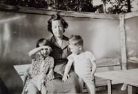 Westlie, Lindheim, Hjellum 1963. Elida, Ingrid, Arne. Foto: Annar Westlie