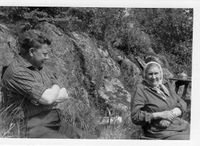 1963. Onkel Arne og «bæssmor» Ragna Harby på søndagstur i fjellet.