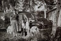 Westlie, Lindheim, Hjellum 1964 - Elida, Arne, Ingrid. Morris varevogn (1954, D-22632), kjøpt av Karl Kristiansen i 1962 - byttet inn til Olrud 1965. Foto: Annar Westlie
