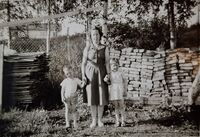 Westlie, Lindheim, Hjellum 1964 - Elida, Ingrid, Arne. Foto: Annar Westlie