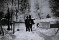 Westlie, Lindheim, Hjellum 1964 - Vinter. Ingrid, Arne. Foto: Annar Westlie