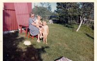 1965. Mormor Astrid, søsknene Mari og Elling på Vidsyn.