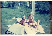 1965. Elling, Reidunn og Mari ved flaggstanga.