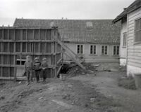 Butikken blir bygget høsten 1966 og gamelhuset ("Wilhelmwiese") før det ble revet.