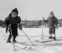 I 1967 kjøpte mor Vidsyn. Påske på Rambekkjordet. Elling (5), Mari (4).