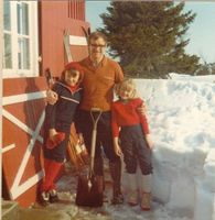 1974. Solplassen er måkt opp. Mari, Per og Tove. Rekordlangt på ski den vinterferien.