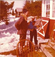 1976. Fela var med. Måtte øve! Morfar hjelper Tove med spillinga.