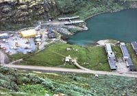 1978. Øyestøylene med anleggsvirksomhet. De to stølhusene sees ennå og den gamle kløvstien hvor turistruten tidligere gikk, kan skimtes langsmed bekken. Foto: Frode Inge Helland