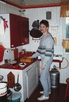 1984. Kjøkkenet på Vidsyn. Elling finner fram bestikk og tallerkner.