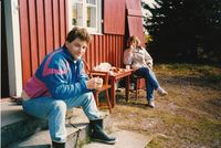 Høsten 1988. Godt i solveggen. Elling og Mari har vært på tur.