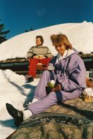 Påsken 1988. Merk ullteppet på dørlemmen! Mari og Tove soler seg.