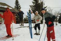 Påsken 1992. Bjørg, Dagfinn, Per, Kjell, Fridtjov. Klare for skitur.