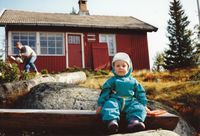 1992. Granene felles. Per med motorsaga. Marcus (1 år) var alltid med.