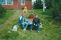 1998. På benken ved steinen: Ida og Marcus, Reidunn og Elling. Har rodd.