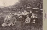 Gruppefoto, sannsynligvis fra Austre Moland. Foto: Inga Bjørnebo. (Fotoeier: Solfrid Fløystad).