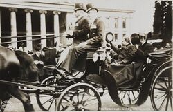 Presidents vogn på Karl Johans gate, med Universitetet i bakgrunnen. Foto: Ukjent