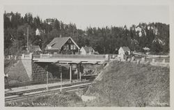 Gamle Drammensvei krysser Drammenbanen rett før Stabekk stasjon. Foto: Sigurd Gran?/Nasjonalbiblioteket (1920–1929).