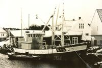 «Nybør», H-1-B, får her nytt overbygg på verkstad i Espever, 1987. Her ser ein at båten har fått ny rigg.