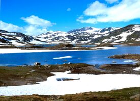 Geiteryggvannet (1221 moh.), like ved vannskillet, og i den delen av vassdraget som ligger i Hol kommune. Foto: Frode Inge Helland (2001).