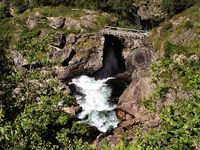 2001. Bridlebrui. Broen over Aurlandselvi som leder forbi Teigen til Stonndalen. Foto: Frode Inge Helland