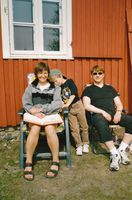 2003. Mari skriver i den nye hytteboka. Martin og Elling.