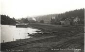 Skulerud stasjon og sporet ut til brygga ved Skulerudvannet. Postkort fra 1920-tallet Foto: Ole Skarbø/Nasjonalbiblioteket