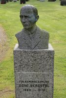 Gravminne etter Tore Bergstøl med byste laget av Torje Leland. Står på Vigmostad kirkegård.