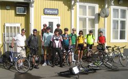 70-årsmarkering Carl Fredriksens Transport 2012. Sykkelgruppen før avreise fra Fetsund stasjon. Andre kjørte bil.