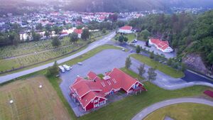 Oversikt over Vigelandsstua i forgrunnen, med Valle kirke og Vigeland i bakgrunnen.