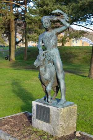 Skulptur av "Kråka" fra Spangereid, ridende på en geit.