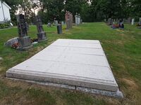 Familen Grimstads gravminne ved Oppegård kirke. Foto: Siri Iversen (2018)