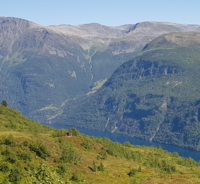 Øvstegard sett frå Timbjørgheiane