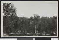 Husmannsplassen Slaktern fotografert mellom 1917 og 1923, altså slik plassen så ut fra Erik Slagtern ble født. Foto: Ukjent / Nasjonalbiblioteket