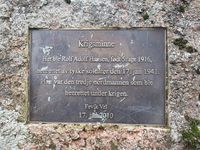 Minneplakett på Storesand ved retterstedet der Rolf Adolf Hansen ble henrettet 17. januar 1941. Denne ble satt opp av Fevik vel. (Foto: Jarl V. Erichsen)