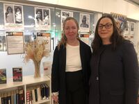 Unn Hovdhaugen (t.v) og Johanne Bergkvist (t.h) fra Oslo Byarkiv besøker utstillingen 15. november 2022. Foto: Baheerathy Kumarendiran.