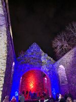 Kulturelt innslag i en lyssatt kirke i oktober mørket