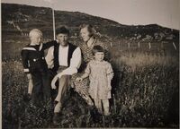 Familiebilde med Asbjørn til venstre.