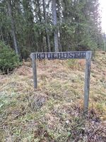 Et skilt der viser vei til ruinen av hjulhuset.