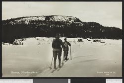 På ski mot Bonna. Foto: Ukjent / Nasjonalbiblioteket