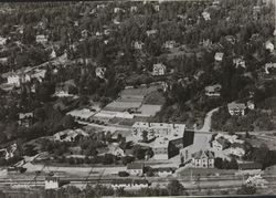 Flyfoto over Nedre Stabekk, med stasjonen i forkant. Foto: Nasjonalbiblioteket
