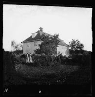 7. 22. Hansteens Gaard i Elverum, i Haven - NB bldsa OTO0010 A.jpg